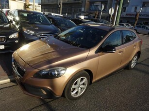 VOLVO V40 CROSS COUNTRY MOMENTUM